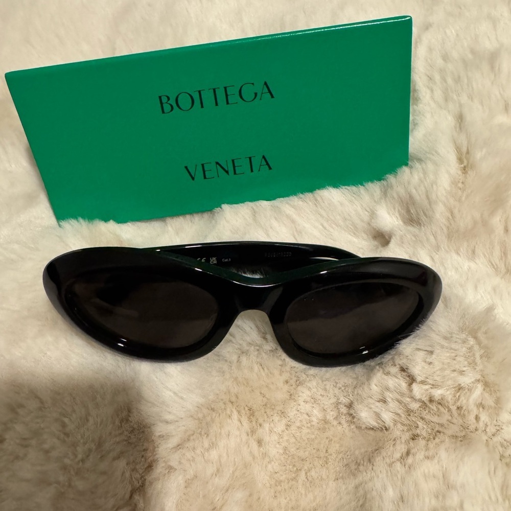 Bottega Veneta Black Bombe Round Sunglasses - Picture 6 of 9